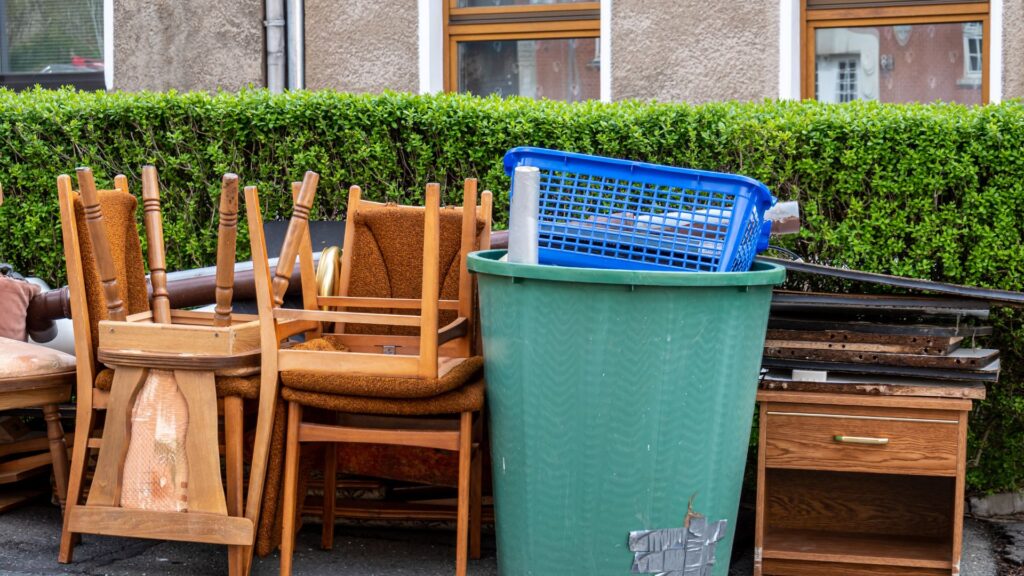 Was kostet eine Entrümpelung in Düsseldorf? Rümpelfrei DUS erklärt transparente Preise, Leistungen und Tipps.