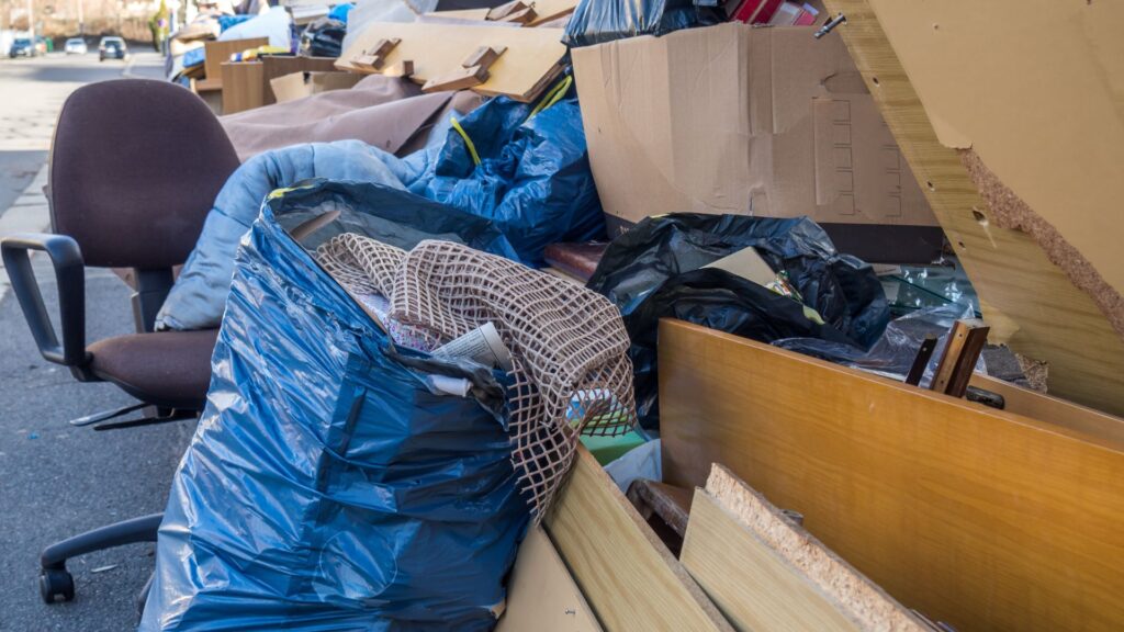 Was kostet eine Entrümpelung in Düsseldorf? Rümpelfrei DUS erklärt transparente Preise, Leistungen und Tipps.